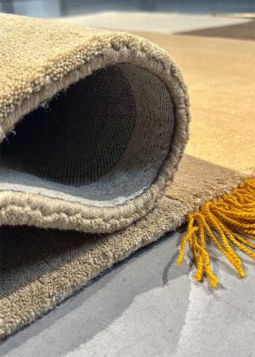 Tapis en laine asymétrique fait main PETRAZ