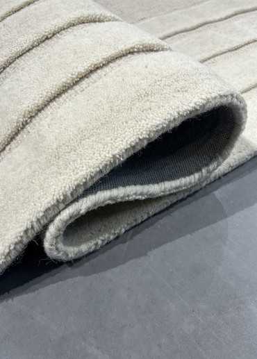 Tapis en laine asymétrique fait main GYPSE