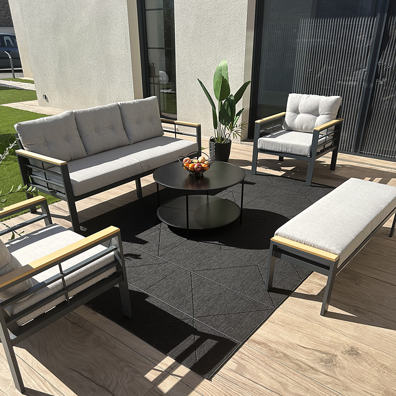 Comment nettoyer un tapis extérieur ? Guide pratique pour un tapis propre et durable