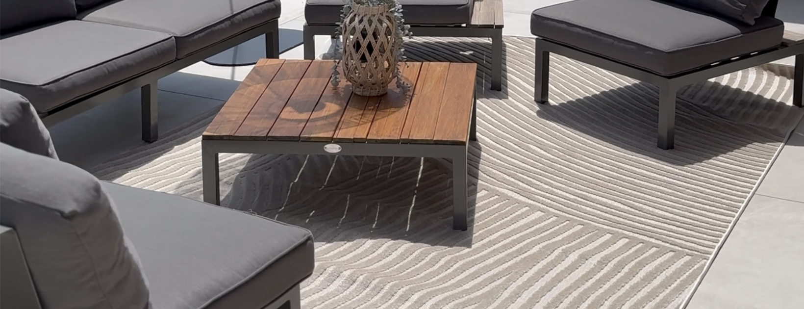 Comment nettoyer un tapis extérieur ? Guide pratique pour un tapis propre et durable