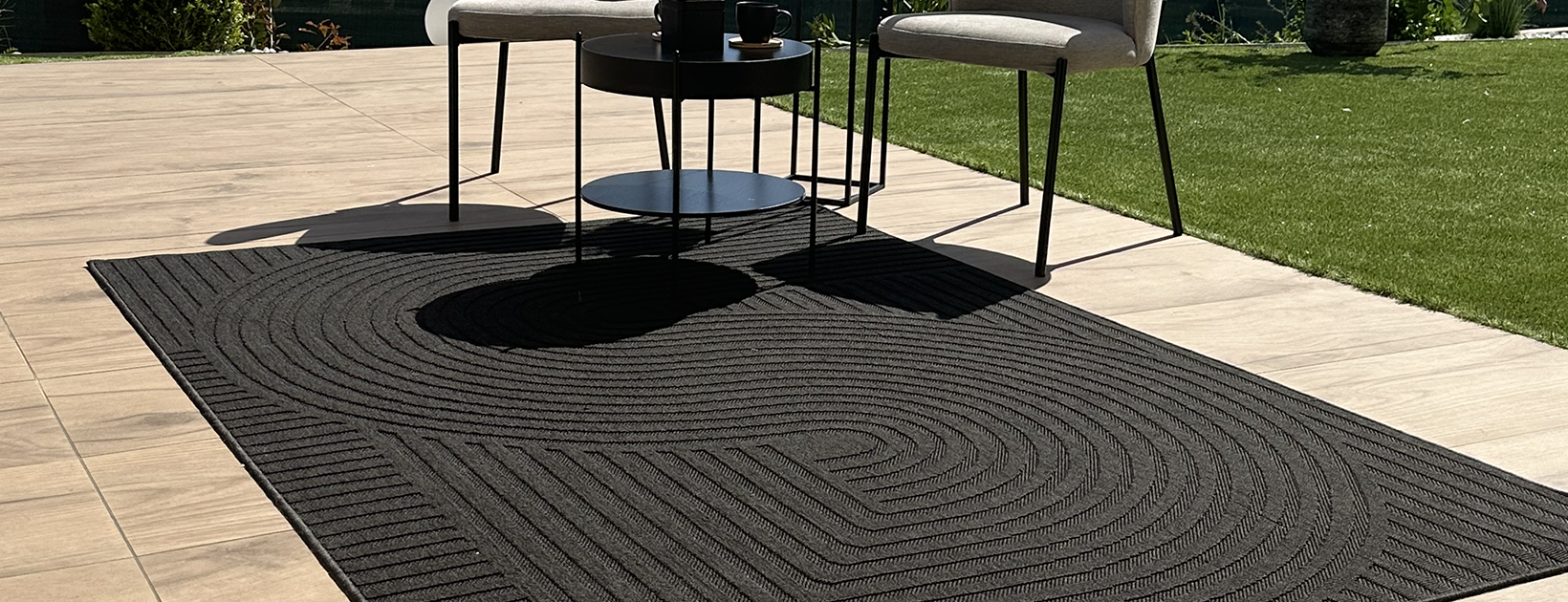 Comment nettoyer un tapis extérieur ? Guide pratique pour un tapis propre et durable